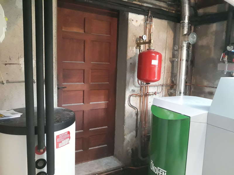 ASCAIN février 2020.
Dans cette ancienne maison, nous avons remplacée la chaudière fioul par une chaudière à granulés OkoFen de 20 KW avec un préparateur d'eau chaude sanitaire. 