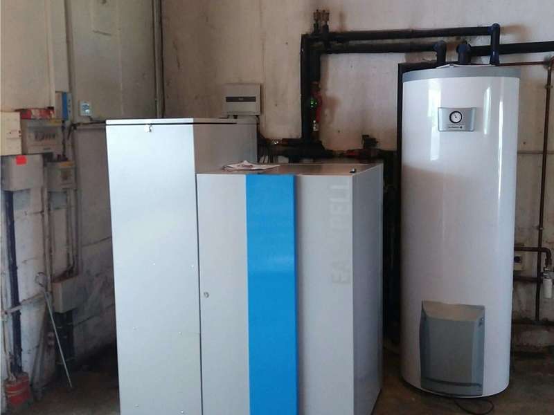 Juin 2020.  Dans cette grande maison à HABAS 40290, nous avons remplacés la vieille chaudière fioul par une chaudière EASYPELL à granulés de bois de 32KW à chargement par sacs.         