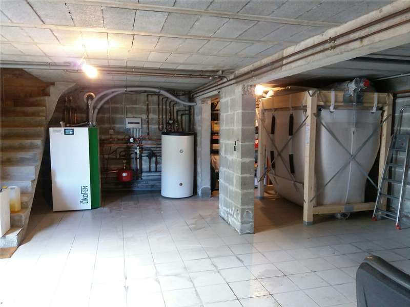 MOUGUERRE 64990, juin 2020.  Remplacement de la chaudière propane par une chaudière OkoFen à condensation de 10KW à ventouse. Logement du silo à proximité.