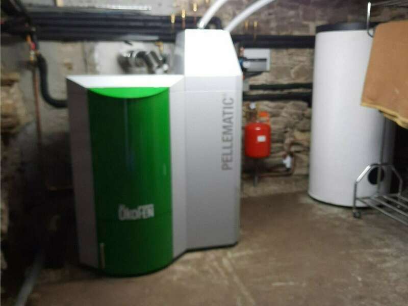 CAME (64520) Décembre 2020.

Dans cette grande batisse ancienne en rénovation, nous avons remplacés la vieille chaudière fioul par cette chaudière Okofen de 32 KW avec un ballon ECS de 500 litres.