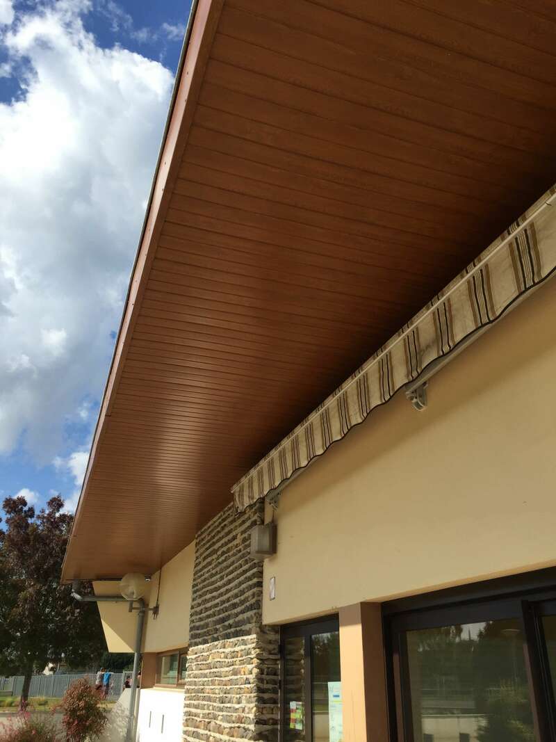 Avant toit PVC marron