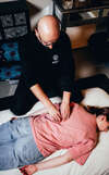 sylvain dorey réalise une séance de shiatsu dans son cabinet à lyon 7
