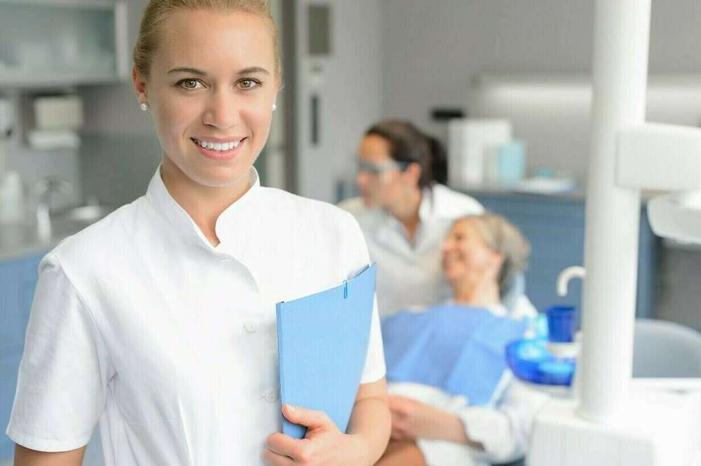 L'assistant(e) dentaire