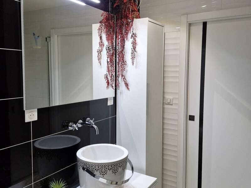 salle_de_bains_blanc_noir