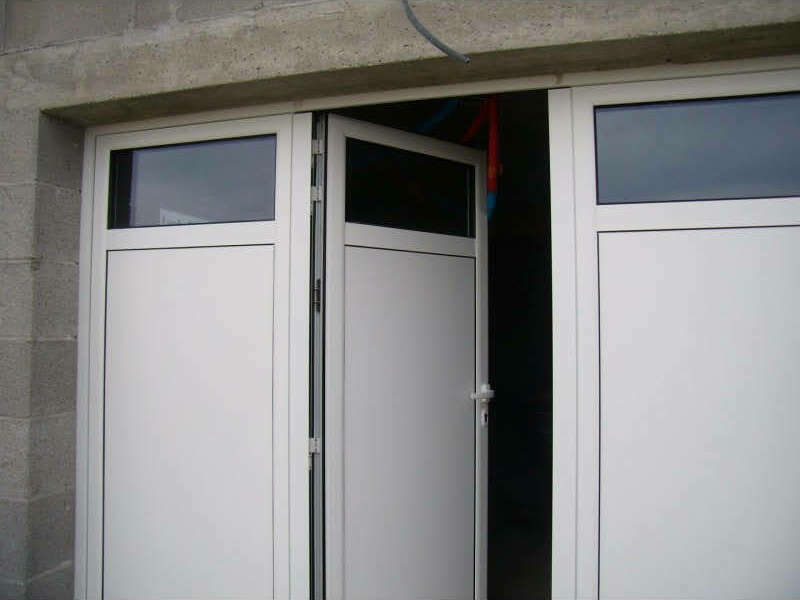 porte-de-garage-aluminium-a-battant-3-vantaux-standard-2400-x-2000-mm