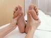 pieds en train de recevoir une séance de réflexologie plantaire