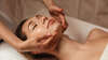 mains expertes appliquant un massage thérapeutique
