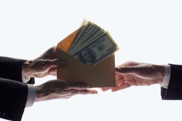 Trop-perçu sur salaire : l’employeur peut-il récupérer l’argent ?