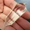 Ampoules suspendues éclairant une ambiance de chromothérapie chaleureuse