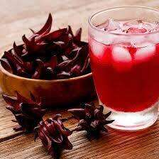 Boisson fraîche sans sucre à l’hibiscus, menthe et fleur d’oranger : la recette idéale pour s’hydrater cet été