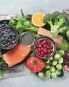 aliments sains variés sur plan de travail gris