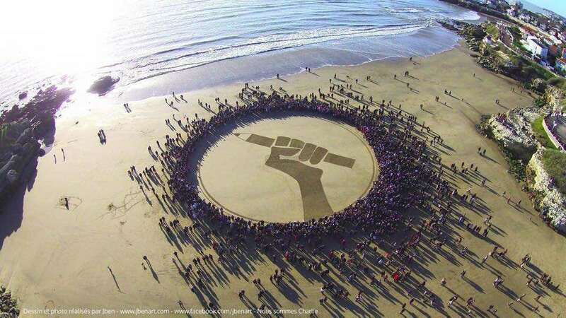 le-dessin-representait-un-poing-brandissant-un-crayon-2383219-1200x800-1