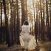 femme dans les bois 