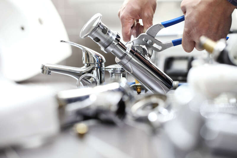 Les fuites au niveau des robinets et des joints