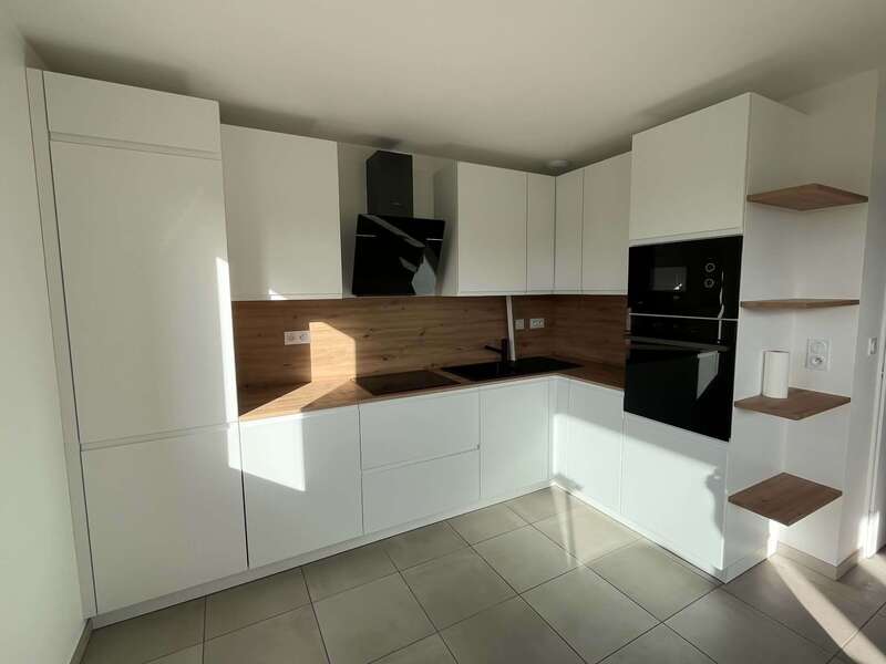 cuisine_en_bois_et_blanc_lbdb