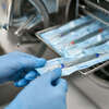 gants bleus manipulation instrument médical stérilisation autoclave