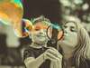 maman et son fils faisant des bulles