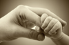 doigts de bébé qui serre le doigts de sa maman