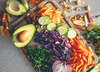 assiette colorée et équilibrée pour une alimentation saine et apaisée