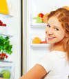 maman sereine mangeant un fruit