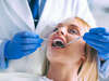 Dentiste examinant patiente pour rendez vous endodontie