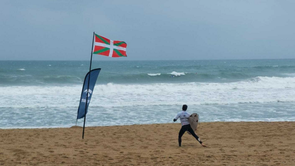 Comment la sophrologie renforce la performance, la résilience et le plaisir de surfer