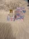 bouteille de parfum élégante sur fond lumineux