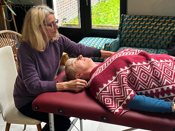 pierrette_pratique_gaelle_sur_table