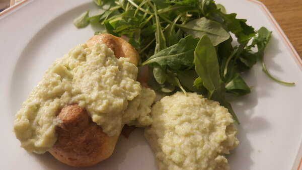 Quenelles et crème de chou romanesco