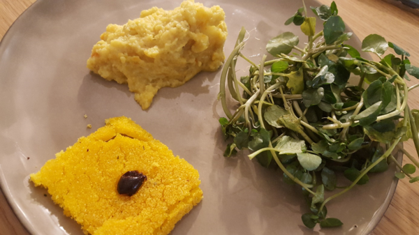Purée de choux-fleurs, polenta et salade 
