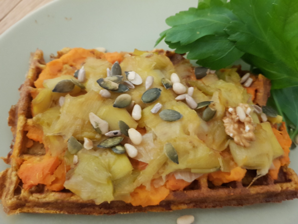 Pancake ou gaufre de patate douce garnie de poireaux/carottes