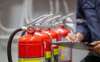 Inspection d'extincteurs rouges pour garantie qualité formation
