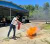 Homme utilisant extincteur pour prévenir incendie en entreprise