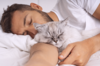 homme qui dort avec un chat