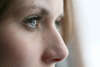 femme regarde fenetre