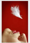 femme souffle plume