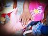 main d'adulte dans main d'enfant