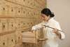 femme travaillant sur l'horloge des organes