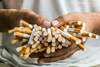 main-remplie-de-cigarettes