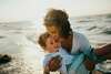 une mère avec son fils sur la plage