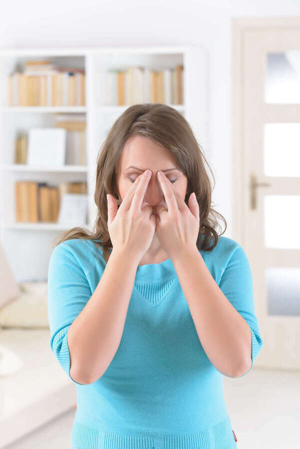 femme-tapant-des-points-nergtiques-sur-son-visage-eft paris 14