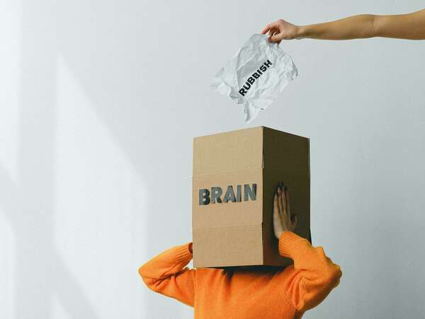 homme qui se cache la tête dans un carton 