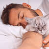 homme-qui-dort-avec-un-chat sommeil-hypnose paris 14