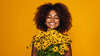 femme-qui-sourit-avec-bouquet-de-fleurs confiance en soi-hypnose-paris-14