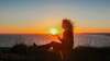 femme devant-coucher-de-soleil