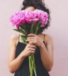 bouquet-de-fleurs-cachant-visage-dune-femme 