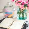 bouquet de fleurs et carnet-de-rendez-vous