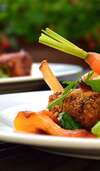 Plat gourmet viande rôtie légumes frais pour suivi diététique