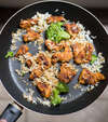 Poêle avec riz poulet brocoli illustrant prise en charge nutrition