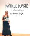 Femme souriante tenant diplôme institut formation jambes légères